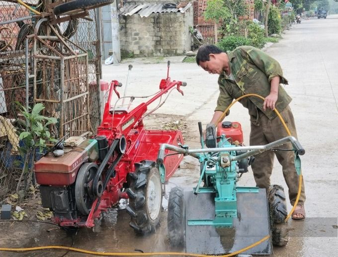 Lão nông 'gàn' sáng chế hàng loạt máy nông nghiệp từ xe máy hỏng