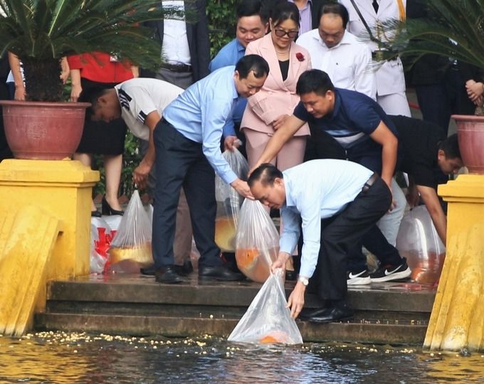 Bộ NN-PTNT dâng hương tại Phủ Chủ tịch và Khu di tích Quốc gia Bộ Canh nông