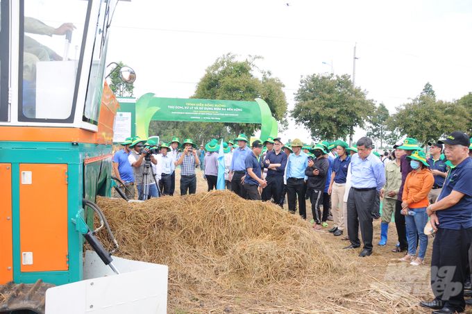 Hào hứng xem máy biến rơm rạ thành... tiền